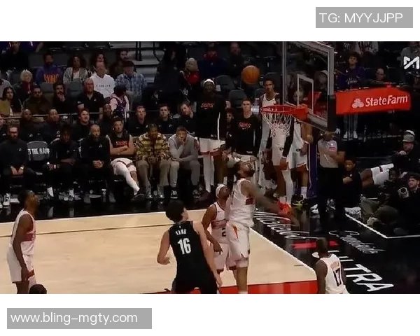 杨瀚森全力以赴拼抢与亚当斯相撞意外摔倒引发关注